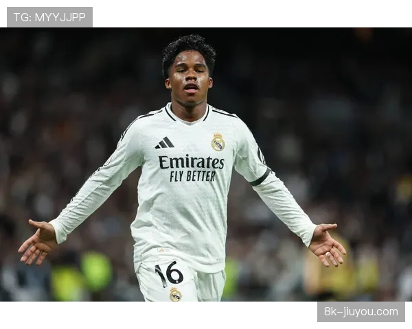 镜头捕捉：看台观战的恩德里克与即将加盟的皇马队友击掌致意